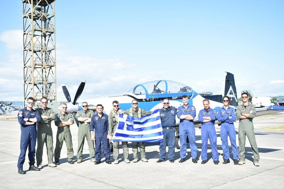 ΓΕΑ: Η ομάδα επιδείξεων της πολεμικής αεροπορίας εντυπωσίασε στην Αγγλία (εικόνες)